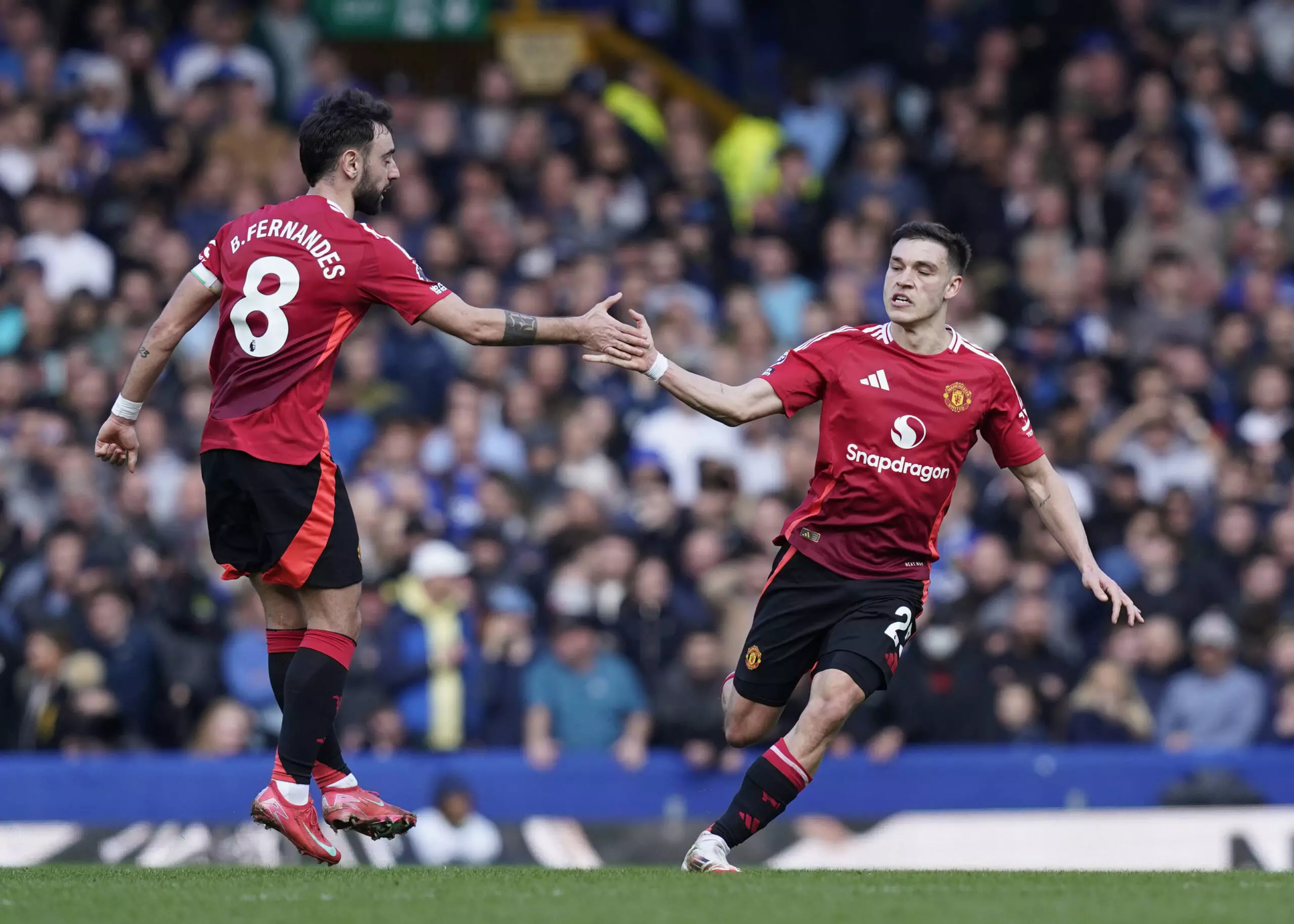 Manchester United Show Some Pride and Fight to Escape Everton Defeat in 2-2 Draw