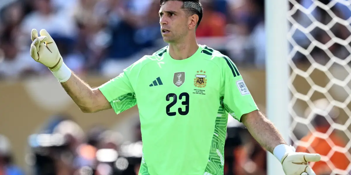 Emiliano Martinez’s Transfer To Chelsea: A Late Window Twist That May Not Be The Upgrade Fans Expect